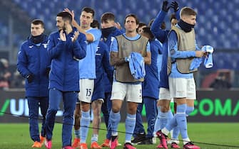 I giocatori della Lazio festeggiano la vittoria a fine gara durante la partita di calcio di UEFA Conference League Lazio-CFR Cluji, Roma,stadio Olimpico , 16 Febbraio 2023. ANSA / MASSIMO INSABATO