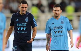 epa10305583 Argentina's head coach Lionel Scaloni (L) and Lionel Messi (R) attend their team's training session in Abu Dhabi, United Arab Emirates, 14 November 2022. Argentina will face the UAE on 15 November 2022 in preparation for the upcoming FIFA World Cup 2022 in Qatar.  EPA/ALI HAIDER