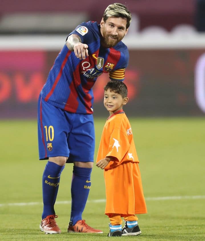 Il piccolo Murtaza Ahmadi con Messi nel 2016
