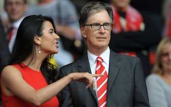 epa02865784 Liverpool's Owner John W. Henry accompanied by Linda Pizzuti during the Premier League match between Liverpool and Sunderland at the Anfield Stadium, Liverpool, Britain, 13  August 2011.  EPA/ROBIN PARKER NO ONLINE OR INTERNET USE WITHOUT A LICENSE FROM THE FOOTBALL DATA CO. LTD.