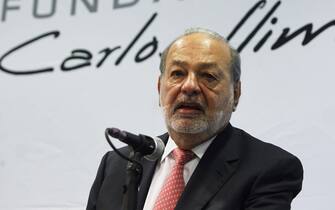 epa06257841 Mexican tycoon Carlos Slim attends a press conference in Mexico City, Mexico, 10 October 2017. Slim has considered the recent earthquakes in Mexico, leaving a death toll risen to 471 and hundreds of buildings collapsed, will promote the employment and economy reactivating for the reconstruction stage. 'As a positive fact, this situation is going to create employment, economy reactivating, especially in those affected regions' said Slim during the press conference.  EPA/SASHENKA GUTIERREZ