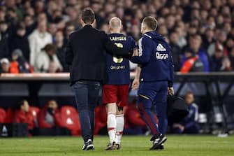 epa10560624 Davy Klaassen of Ajax leaves the field injured during the Semifinal of the KNVB Cup match between Feyenoord Rotterdam and AFC Ajax, in Rotterdam, the Netherlands, 05 April 2023.  EPA/MAURICE VAN STEEN