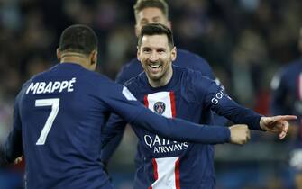 epa10503525 Paris Saint Germain's Lionel Messi (R) celebrates with teammate Kylian Mbappe (L) after scoring the 1-0 lead during the French Ligue 1 soccer match between PSG and FC Nantes, in Paris, France, 04 March 2023.  EPA/YOAN VALAT