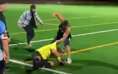 Australia, guardalinee aggredito da un calciatore