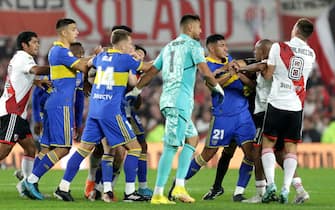 BUENOS AIRES, ARGENTINA - MAY 07: Sergio Romero (C) and Luis AdvÃ­ncula of Boca Juniors argue with Agustin Palavecino of River Plate during a Liga Profesional 2023 match between River Plate and Boca Juniors at Estadio MÃ¡s Monumental Antonio Vespucio Liberti on May 07, 2023 in Buenos Aires, Argentina. (Photo by Daniel Jayo/Getty Images)