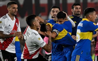 River Plate's forward Matias Suarez (2nd-L) fight with Boca Juniors' midfielder Guillermo Fernandez (C) during their Argentine Professional Football League Tournament 2023 match at El Monumental stadium in Buenos Aires on May 7, 2023. (Photo by Luis ROBAYO / AFP) (Photo by LUIS ROBAYO/AFP via Getty Images)