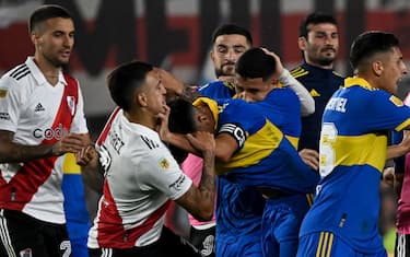 River Plate's forward Matias Suarez (2nd-L) fight with Boca Juniors' midfielder Guillermo Fernandez (C) during their Argentine Professional Football League Tournament 2023 match at El Monumental stadium in Buenos Aires on May 7, 2023. (Photo by Luis ROBAYO / AFP) (Photo by LUIS ROBAYO/AFP via Getty Images)