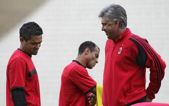 ISTANBUL, Turkey:  AC Milan's Italian coach Carlo Ancelotti (R) gives instructions to his players, AC Milan's Braziian forward Serginho (L) and AC Milan's Brazilian defender Marcos Cafu during a training session on the eve of the UEFA Champions League football final match opposing Liverpool of England to AC Milan of Italy, at the Ataturk Olympic Stadium in Istanbul 24 May 2005.   AFP  PHOTO FILIPPO MONTEFORTE  (Photo credit should read FILIPPO MONTEFORTE/AFP via Getty Images)