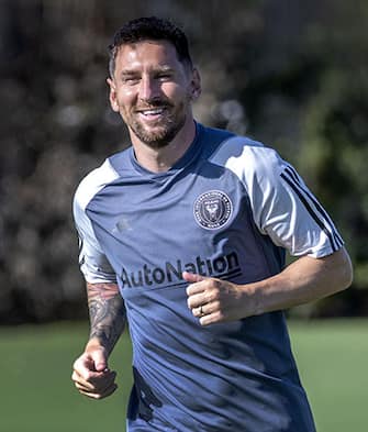 epa10753658 Argentine soccer player Lionel Messi attends his first Inter Miami CF training session at Florida Blue Training Center in Fort Lauderdale, Florida, USA, 18 July 2023. The Seven-time Ballon d’Or winner and World Cup Champion Lionel Messi signed a contract with Inter Miami CF.  EPA/CRISTOBAL HERRERA-ULASHKEVICH