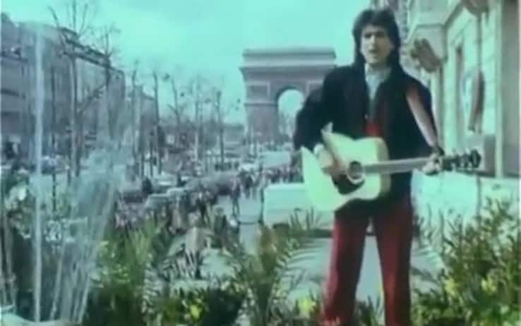 Toto Cutugno canta "L'Italiano" a Parigi, sui Campi Elisi