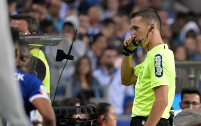 Caos Var a Porto: arbitro nega rigore al telefono!
