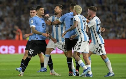 Argentina-Uruguay, rissa e gesto osceno di Ugarte