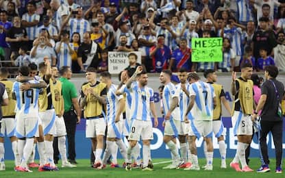 Messi sbaglia, Dibu para: Argentina in semifinale