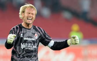 epa02332213 Belgian goalkeeper Jean-Francois Gillet of AS Bari celebrates at the end of the Italian Serie A soccer match against SSC Napoli in Naples's San Paolo stadium late 12 September 2010. Gillet set the record of 319 matches played in AS Bari.  EPA/CIRO FUSCO