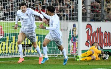 Bayern, 3-1 a Friburgo e -4 dalla vetta