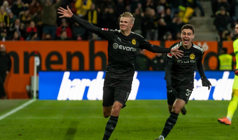 L'esultanza di Haaland dopo il terzo gol contro l'Augsburg