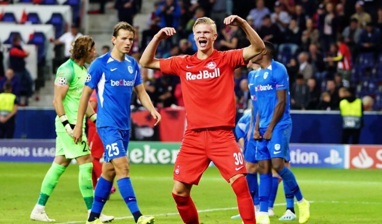 Haaland esulta dopo uno dei tre gol segnati all'esordio in Champions con la maglia del Salisburgo