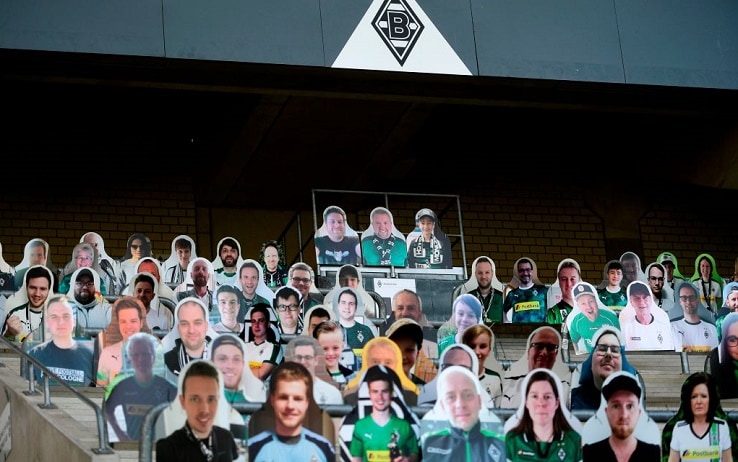 Borussia Monchengladbach, tifosi in cartone allo stadio | Sky Sport