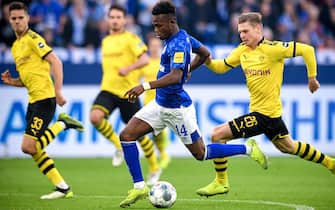 epa07951351 Schalke's Rabbi Matondo (C) in action during the German Bundesliga soccer match between FC Schalke 04 and Borussia Dortmund in Gelsenkirchen, Germany, 26 October 2019.  EPA/SASCHA STEINBACH CONDITIONS - ATTENTION: The DFL regulations prohibit any use of photographs as image sequences and/or quasi-video.