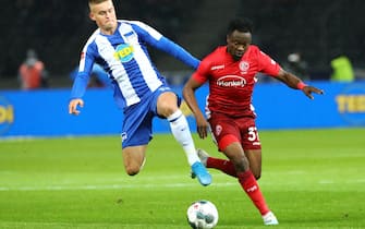 epa07896443 Hertha's Maximilian Mittelstaedt (L) in action against Duesseldorf's Bernard Tekpetey during the German Bundesliga soccer match between Hertha BSC and Fortuna Duesseldorf in Berlin, Germany, 04 October 2019.  EPA/OMER MESSINGER CONDITIONS - ATTENTION: The DFL regulations prohibit any use of photographs as image sequences and/or quasi-video.
