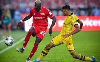 epa07808091 Union's Sheraldo Becker (L) in action against Dortmund's Achraf Hakimi (R) during the German Bundesliga soccer match between 1. FC Union Berlin and Borussia Dortmund in Berlin, Germany, 31 August 2019.  EPA/SASCHA STEINBACH CONDITIONS - ATTENTION: The DFL regulations prohibit any use of photographs as image sequences and/or quasi-video.