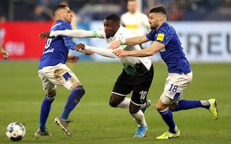 epa08136984 Schalke’s Omar Mascarell (L) and Schalke's Daniel Caligiuri (R) in action with Moenchengladbach's Marcus Thuram (C) during the German Bundesliga soccer match between FC Schalke 04 and Borussia Moenchengladbach in Gelsenkirchen, Germany, 17 January 2020.  EPA/FRIEDEMANN VOGEL CONDITIONS - ATTENTION: The DFL regulations prohibit any use of photographs as image sequences and/or quasi-video.