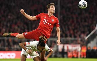 epa08206166 Leipzig's Christopher Nkunku (bottom) in action against Bayern Munich's Benjamin Pavard (up) during the German Bundesliga soccer match between FC Bayern Munich and RB Leipzig in Munich, Germany, 09 February 2020.  EPA/LUKAS BARTH-TUTTAS CONDITIONS - ATTENTION: The DFL regulations prohibit any use of photographs as image sequences and/or quasi-video.