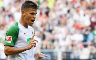 epa07842167 Augsburg's Florian Niederlechner celebrates scoring the 2-0 goal during the German Bundesliga soccer match between FC Augsburg and Eintracht Frankfurt in Augsburg, Germany, 14 September 2019.  EPA/PHILIPP GUELLAND CONDITIONS - ATTENTION: The DFL regulations prohibit any use of photographs as image sequences and/or quasi-video.