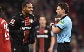 epa08036055 Leverkusen's Jonathan Tah (L) recieves the red card by Referee Guido Winkmann (R) during the German Bundesliga soccer match between FC Bayern Munich and Bayer 04 Leverkusen in Munich, Germany, 30 November 2019.  EPA/LUKAS BARTH-TUTTAS CONDITIONS - ATTENTION: The DFL regulations prohibit any use of photographs as image sequences and/or quasi-video.