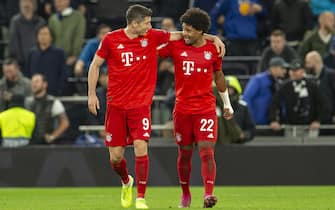 LONDON, ENGLAND - OCTOBER 01: Robert Lewandowski of FC Bayern Muenchen and Serge Gnabry of FC Bayern Muenchen celebrate during the UEFA Champions League group B match between Tottenham Hotspur and Bayern Muenchen at Tottenham Hotspur Stadium on October 1, 2019 in London, United Kingdom. (Photo by TF-Images/Getty Images)