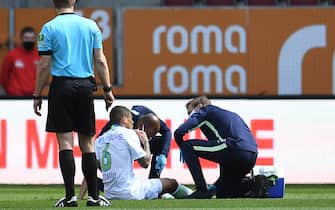 Wolfsburg's Brazilian defender Paulo Otavio (2nd L) receives medical attention  during the German first division Bundesliga football match FC Augsburg v VfL Wolfsburg on May 16, 2020 in Augsburg, southern Germany, as the season resumed following a two-month absence due to the novel coronavirus COVID-19 pandemic. (Photo by Tobias Hase / POOL / AFP) / DFL REGULATIONS PROHIBIT ANY USE OF PHOTOGRAPHS AS IMAGE SEQUENCES AND/OR QUASI-VIDEO (Photo by TOBIAS HASE/POOL/AFP via Getty Images)
