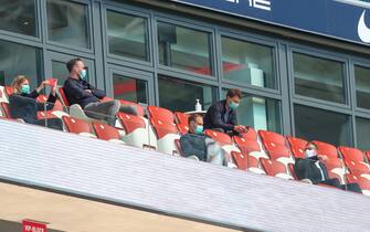 Redbull football manager Ralf Rangnick (R) talks with Leipzig's manager Oliver Mintzlaff (C) during the German first division Bundesliga football match RB Leipzig v SC Freiburg on May 16, 2020 in Leipzig, eastern Germany as the season resumed following a two-month absence due to the novel coronavirus COVID-19 pandemic. (Photo by Jan Woitas / POOL / AFP) / DFL REGULATIONS PROHIBIT ANY USE OF PHOTOGRAPHS AS IMAGE SEQUENCES AND/OR QUASI-VIDEO (Photo by JAN WOITAS/POOL/AFP via Getty Images)
