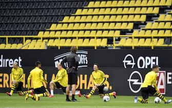 Dortmund players warm up prior to the German first division Bundesliga football match BVB Borussia Dortmund v Schalke 04 on May 16, 2020 in Dortmund, western Germany as the season resumed following a two-month absence due to the novel coronavirus COVID-19 pandemic. (Photo by Martin Meissner / POOL / AFP) / DFL REGULATIONS PROHIBIT ANY USE OF PHOTOGRAPHS AS IMAGE SEQUENCES AND/OR QUASI-VIDEO (Photo by MARTIN MEISSNER/POOL/AFP via Getty Images)