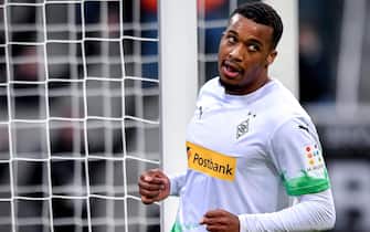epa08163566 Moenchengladbach's Alassane Plea celebrates after scoring the 1-1 equalizer during the German Bundesliga soccer match between Borussia Moenchengladbach and FSV Mainz 05 at Borussia-Park in Moenchengladbach, Germany, 25 January 2020.  EPA/SASCHA STEINBACH CONDITIONS - ATTENTION: The DFL regulations prohibit any use of photographs as image sequences and/or quasi-video.