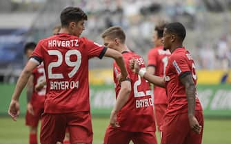 epa08439667 Leverkusen's German midfielder Kai Havertz (L) and Leverkusen's Jamaican midfielder Leon Bailey celebrate the 1-3 during the German first division Bundesliga soccer match Borussia Moenchengladbach vs Bayer 04 Leverkusen in Moenchengladbach, Germany, 23 May 2020.  EPA/INA FASSBENDER / POOL DFL REGULATIONS PROHIBIT ANY USE OF PHOTOGRAPHS AS IMAGE SEQUENCES AND/OR QUASI-VIDEO