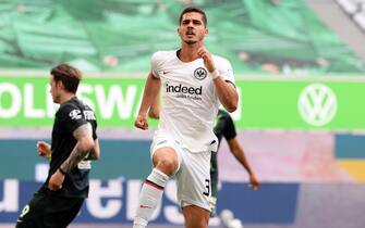 epa08454207 Eintracht Frankfurt's Andre Silva (R) celebrates after scoring the 1-0 lead from the penalty spot during the German Bundesliga soccer match between VfL Wolfsburg and Eintracht Frankfurt in Wolfsburg, Germany, 30 May 2020.  EPA/SWEN PFOERTNER / POOL CONDITIONS - ATTENTION: The DFL regulations prohibit any use of photographs as image sequences and/or quasi-video.