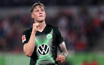 epa07840542 Wolfsburg's Wout Weghorst celebrates scoring the first goal during the German Bundesliga soccer match between Fortuna Duesseldorf and VfL Wolfsburg in Duesseldorf, Germany, 13 September 2019.  EPA/FRIEDEMANN VOGEL CONDITIONS - ATTENTION: The DFL regulations prohibit any use of photographs as image sequences and/or quasi-video.