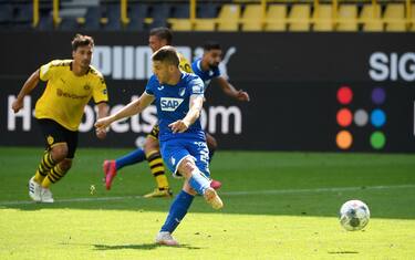 "Pazzo" Kramaric, calcia il rigore no-look. VIDEO