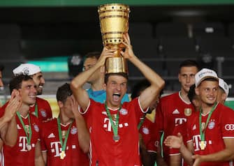 1254285912 BERLIN, GERMANY - JULY 04: Thomas Mueller of FC Bayern Muenchen lifts the trophy in celebration with his team mates after the DFB Cup final match between Bayer 04 Leverkusen and FC Bayern Muenchen at Olympiastadion on July 04, 2020 in Berlin, Germany. (Photo by Alexander Hassenstein/Getty Images)