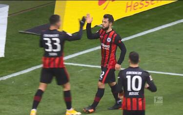 L'Eintracht vince in rimonta, Leverkusen ko 2-1