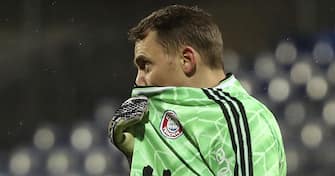 epa08936099 Bayern's goalkeeper Manuel Neuer reacts during the German DFB Cup second round soccer match between Holstein Kiel and FC Bayern Munich in Kiel, Germany, 13 January 2021.  EPA/FOCKE STRANGMANN CONDITIONS - ATTENTION: The DFB regulations prohibit any use of photographs as image sequences and/or quasi-video.