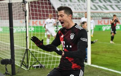 Il Bayern vince ad Augsburg, decide Lewa su rigore