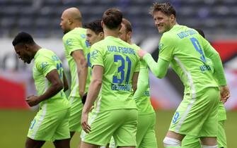 epa09126851 Wolfsburg's Wout Weghorst (R) celebrates with teammates after scoring the 2-2 equalizer during the German Bundesliga soccer match betweenEintracht Frankfurt and Wolfsburg in Frankfurt, Germany, 10 April 2021.  EPA/FRIEDEMANN VOGEL / POOL CONDITIONS - ATTENTION:  The DFL regulations prohibit any use of photographs as image sequences and/or quasi-video.