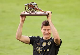 epa09220265 Robert Lewandowski of FC Bayern Muenchen raises the top goalscorer of the season award following the German Bundesliga soccer match between FC Bayern Muenchen and FC Augsburg at Allianz Arena in Munich, Germany, 22 May 2021.  EPA/Alexander Hassenstein / POOL DFL regulations prohibit any use of photographs as image sequences and/or quasi-video.