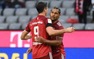 Lewandowski e doppio Gnabry: 3-2 Bayern al Colonia