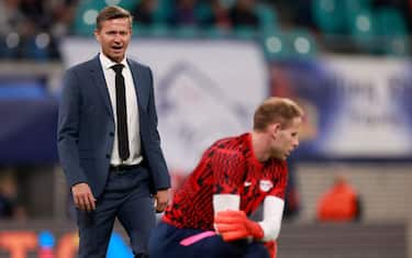 Leipzig's US head coach Jesse Marsch (L) watches Leipzig's Hungarian goalkeeper Peter Gulacsi warm up prior to the UEFA Champions League Group A football match RB Leipzig v Club Brugge in Leipzig, eastern Germany, on September 28, 2021. (Photo by Odd ANDERSEN / AFP) (Photo by ODD ANDERSEN/AFP via Getty Images)
