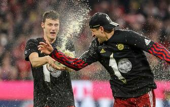 MUNICH, GERMANY - APRIL 23: Benjamin Pavard of Bayern Muenchen and Thomas Mueller of Bayern Muenchen beer shower during the Bundesliga match between FC Bayern MÃ¼nchen and Borussia Dortmund at Allianz Arena on April 23, 2022 in Munich, Germany. (Photo by Roland Krivec/vi/DeFodi Images via Getty Images)