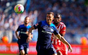 BERLIN, GERMANY - AUGUST 06: Marc Oliver Kempf of Hertha BSC and Jordan Siebatcheu of 1. FC Union Berlin battle for the ball during the Bundesliga match between 1. FC Union Berlin and Hertha BSC at Stadion an der alten FÃ¶rsterei on August 6, 2022 in Berlin, Germany. (Photo by Ulrik Pederden/DeFodi Images via Getty Images)