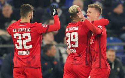 Che gol di Olmo: splendido pallonetto allo Schalke