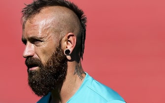 epa04264910 Portuguese players Raul Meireles during a training session of the Portuguese national soccer team in Campinas, Brazil, 18 June 2014. Portugal faces the USA in a FIFA World Cup 2014 group G preliminary round match in Manaus on 21 June.  EPA/JOSE SENA GOULAO